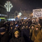 Pécsen is tüntettek, megdobálták a Mediaworks székházát is