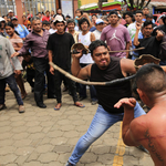 Szárított bikapénisszel korbácsolják egymást az emberek egy jó nicaraguai szokás szerint