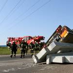 Felborult egy betonelemeket szállító teherautó Miskolcon