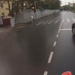 Videó: ezt látja egy balról előző motoros, ha nem jön össze manőver 