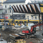 Megint nem a szokott helyükön találja a megállókat a Széll Kálmán téren