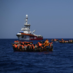 Több mint negyvenen meghaltak egy hajószerencsétlenségben Lampedusa partjainál