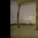 Felvette az ajtócsengő kamerája, hogyan temeti be a házat a 24 órás hóvihar