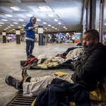 Nem segít, de megaláz: hárman fagytak meg az utcán a hajléktalanüldözés kezdete óta