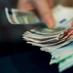 Egy forintért vette az eurót egy nő a munkahelyén, ahol ő állította be az árfolyamot