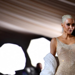 „Nagy hiba volt” – mondja Kim Kardashian döntéséről Marilyn Monroe ruhájának tervezője