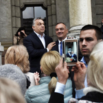 Orbán időként bekerítve érzi magát, de száz nyugdíjas imádja