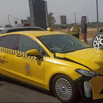 Taxi fúródott egy másik autó alá Budapesten