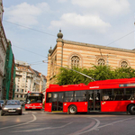 Lent maradt a kisbaba, mert becsukta az anyja előtt a troli ajtaját a sofőr