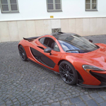 Fotó: egy McLaren P1-es a székesfehérvári macskakövön