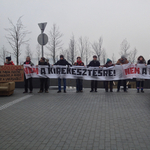 Rendőrök cipelték odébb a parlamenti garázst blokkoló tüntetőket