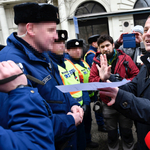 Akkor szálltak rá a rendőrök Juhászékra, amikor a Putyin-konvoj elhaladt - egy embert el is vittek