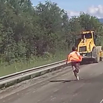 Az úthengeren is be kell húzni a kéziféket, különben ez történik – videó