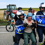 Helyi gazdák tüntetése miatt le kellett állítani a Tour de France-t