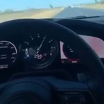 300-as tempónál kapott defektet a Porsche az autópályán – videó