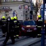 A 47-es villamos alá szorult egy piros autó a Fővám téren reggel - videóval