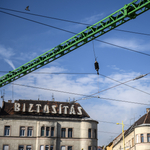 Felsővezeték-szakadás miatt parlagfűben gyalogolt egy vonatnyi ember