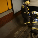 Így mentették ki a metró alá esett utast a tűzoltók – videó