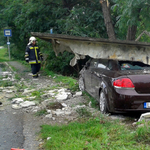 Fotók: gyakorlatilag lebontott egy buszmegállót egy autó