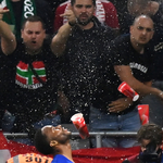 Erős fotó mutatja, hogyan viselkedtek a fekete pólós magyar szurkolók Raheem Sterling góljánál