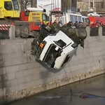 Videóra vették, ahogy egy tartályos kamion belezuhan a folyóba