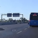 Benézte a sávváltást a BKV-busz sofője, bajba került egy Ford Fiesta – videó