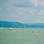 Naponta tíz szabálytalanságot talált a NAV a Balatonnál és a Velencei-tónál nyáron