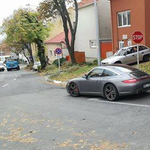 Ez a Porsche-tulaj kicsit félreértette a Stop-táblát, mert leparkolt a kereszteződésben