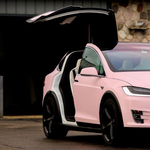 Kemény ízlésterror a Barbie-rózsaszín Tesla Model X