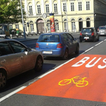 Rikító színűre festettek több budapesti buszsávot – fotók