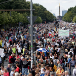 A koronaszabályok ellen szervezett tüntetést oszlatott fel a rendőrség Berlinben