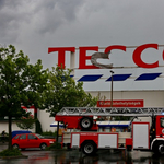 Letépte a Tesco-feliratot is a vihar – fotók, videó