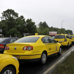 Ma sem demonstrálnak az Uber ellen a Főtaxi sofőrjei