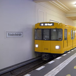 Pénzzel teli táskát talált a berlini metrón egy iraki lány, happy end lett a vége