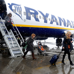 Kordonok közt váratja a betonon a ferihegyi utasokat a Ryanair