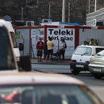 Bontják a teleki téri piacot