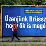 Nemzetiszínűre cseréli a kormány a plakátkéket a kampány új fordulójában – itt az új hirdetés