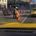 Kigyulladt robogójával küzdött egy motoros az Erzsébet hídon – videó