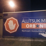 Állítsuk meg Orbánt! - a Momentum meghekkelte a kormány plakátkampányát (fotó)