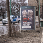 A Fidesz Berlinben azt ígérte, hogy nemsokára leszedik a Juncker-plakátokat