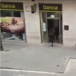 Bika ment be egy spanyolországi bankba – videó