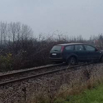 A nap fotója: egy sínre keveredett Ford bénította le a debreceni vasútvonalat