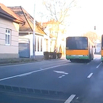 Úgy húzott át a Volánbusz a piroson, hogy rossz nézni – videó