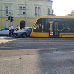 Villamos ütközött autóval Budán, leállt a 19-es, 41-es és 17-es fonódó villamos