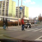 Úgy ment át a gyalogosok közt a zebrán egy motoros Rákoskeresztúron, mintha ott sem lennének - videó