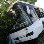 Árokba borult egy távolsági busz, mentőhelikoptert küldtek a sérültekért