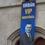 „Orbán VIP migránsa” - hatalmas Gruevszki-molinót lógattak ki a Parlament ablakán