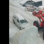 Mit kezdjen a szabálytalanul parkoló autóval a hókotró? - videó