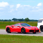 Simán lelépi a Cadillac Escalade a Ferrari 488-at – videó