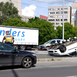 Fotó: A padkán kötött ki egy fejreállt autó az Árpád hídon